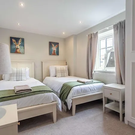 Cosy 2-bed In By Mcpi Hosting, Perfect For Families, Couples And Friends Holiday home *